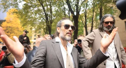 Julgamento de Russell Brand revela como ele guardava nome de suposta v�tima no celular com insulto