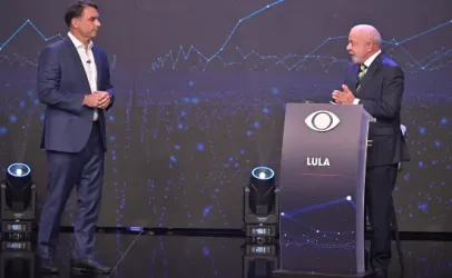 Lula e Fl�vio Bolsonaro assinam acordo para revelar sigilos banc�rios e fiscais