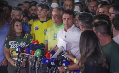 Moraes manda Fl�vio Bolsonaro entregar passaporte e o pro�be de sair do Brasil