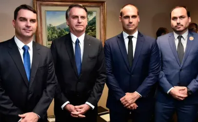 Fl�vio Bolsonaro amea�a mudar Constitui��o ap�s fala pol�mica sobre 'redemocratizar' o pa�s