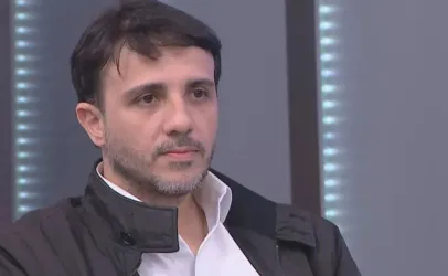 Renan Santos muda de ideia: abandona discursos duros para se aproximar da esquerda e irrita Fl�vio