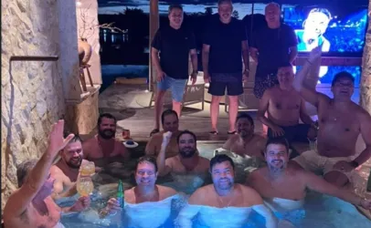 Pol�cia Federal investiga quem vazou foto �ntima de senador em piscina com colegas