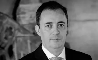 Reitor da PUC-PR morre esmagado por placa em museu nos EUA