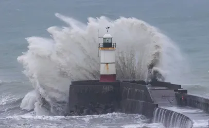 Tempestade Austen deixa 19 mil casas sem luz e servi�os de emerg�ncia em colapso no Reino Unido