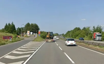 Homem morre e beb� de 1 ano luta pela vida ap�s van Mercedes colidir em carro quebrado na rodovia