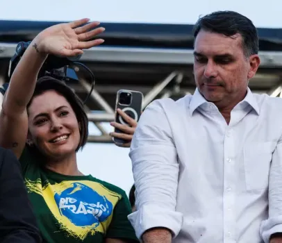 Michelle diz que Fl�vio Bolsonaro a desrespeitou e humilhou em liga��o