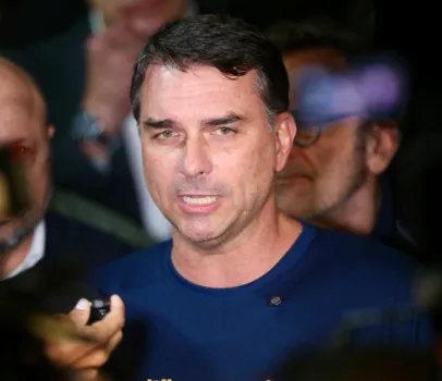 Fl�vio chama Moraes de 'dem�nio sem alma' ap�s ministro limitar visitas a Bolsonaro