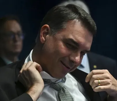 Universidade nega que Fl�vio Bolsonaro fez p�s-gradua��o citada em seu curr�culo