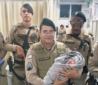 Beb� abandonada em sacola na rua � salva pela pol�cia em Salvador
