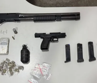 PM acha tonel com armas e drogas enterrado ap�s prender suspeito em Mara�
