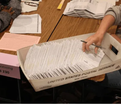 Falta dinheiro, papel e tempo: novas regras de Trump para voto pelo correio enfrentam obst�culos