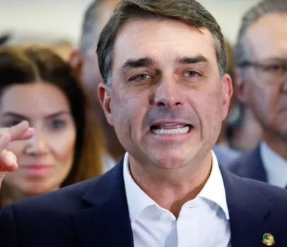Fl�vio Bolsonaro ora em igreja por justi�a e critica impostos enquanto Lula e Moraes s�o alvo de protestos