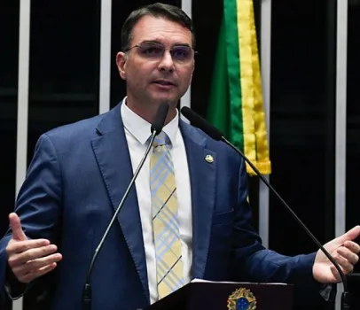 Fl�vio Bolsonaro exige sa�da de chefe da PF e chama de 'pau mandado' de Lula