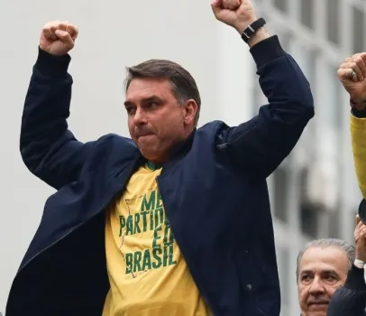 Fl�vio Bolsonaro exige revela��o de provas sobre Lula, Master e INSS, questionando envolvimento de Lulinha