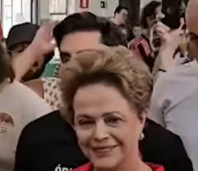 Dilma � xingada e vaiada por eleitores ao chegar para votar em Belo Horizonte