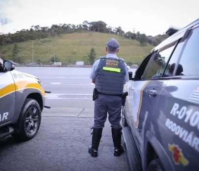 Pol�cia encontra 2 toneladas de maconha e perfumes ilegais escondidos em caminh�o no interior de SP