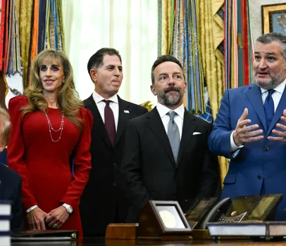 Trump faz piada estranha com esposa do bilion�rio Michael Dell e internautas questionam se ela � real
