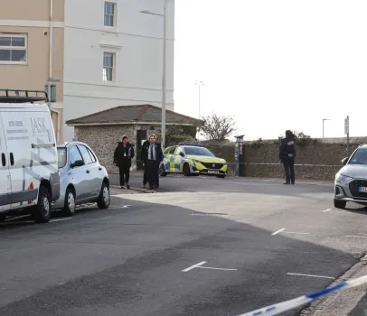 Homem encontrado gravemente ferido dentro de lixeira na Inglaterra morre antes de explicar o que aconteceu