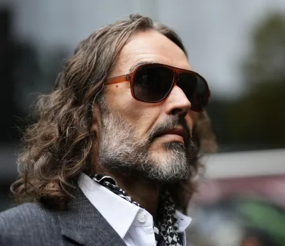 Ex-assistente de Russell Brand fala de cenas chocantes em tribunal