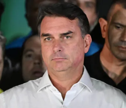 Fl�vio Bolsonaro foge do Brasil para os EUA e planeja pedir asilo ap�s ordem de apreens�o de passaporte