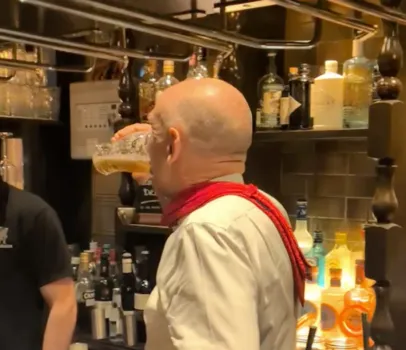 John Healey bebe cerveja de uma vez em celebra��o ap�s apresentar seu primeiro Or�amento
