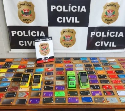 Homem � preso com 251 cart�es banc�rios ap�s 'golpe da maquininha' em SP