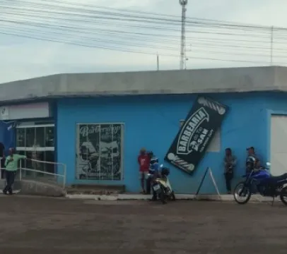 Homens de moto invadem barbearia e matam cliente em Mato Grosso