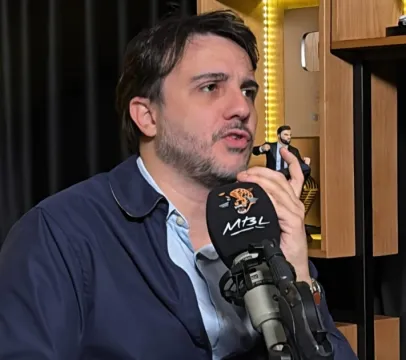 Renan Santos chama Fl�vio Bolsonaro de ladr�o ap�s revela��o de conversa