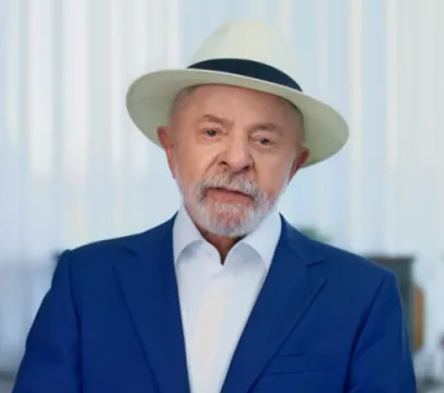 Lula visita hospital e critica rela��o de Fl�vio Bolsonaro com banqueiro