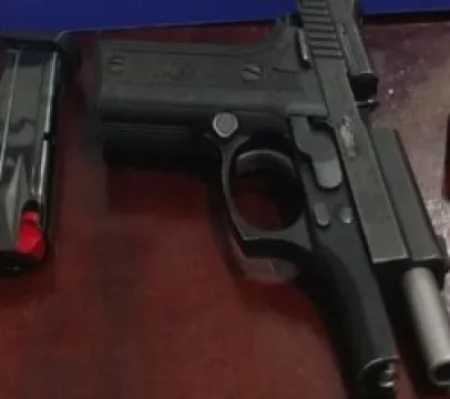 Homem bate na esposa e esconde arma debaixo da cama do filho