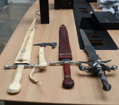 Pol�cia prende policiais e apreende espadas em opera��o contra agiotagem no Amazonas