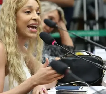 Erika Hilton diz que proposta da oposi��o pode criar 'escala 7x0' e mostra 40 assinaturas