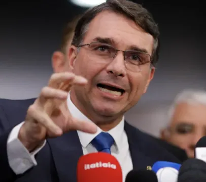Fl�vio Bolsonaro escreve carta para Trump e coloca Estados Unidos na frente do Brasil