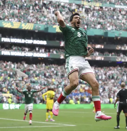 M�xico vence �frica do Sul no Est�dio Azteca em abertura marcada por cart�es vermelhos