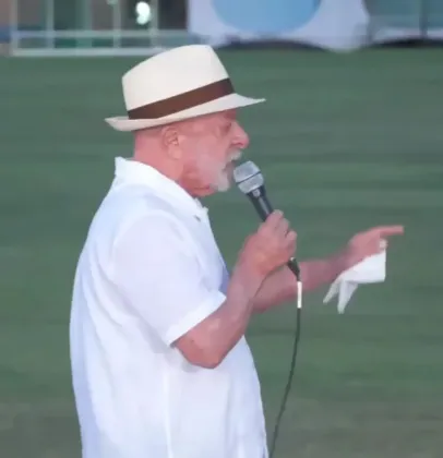 Lula critica Fl�vio Bolsonaro: 'Quem foge do Brasil tem medo'