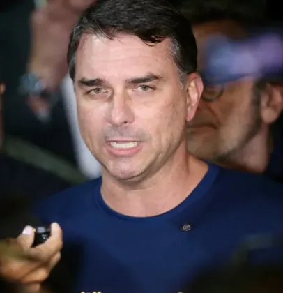 Ap�s a��o policial em S�o Paulo, Fl�vio Bolsonaro fala em persegui��o contra produtora de filme sobre seu pai