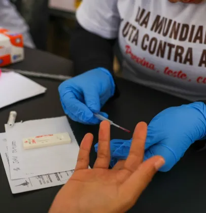 HIV: infec��es e mortes caem, mas falta de dinheiro amea�a o progresso