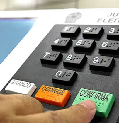 Celina Le�o lidera pesquisas, mas governo do DF ainda tem problemas
