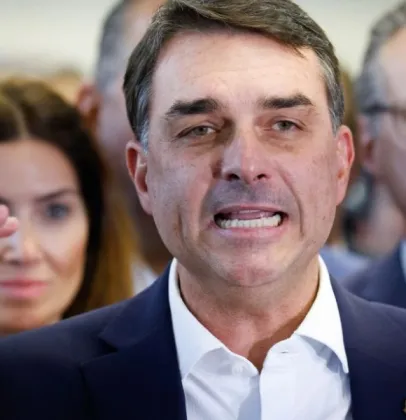 Fl�vio Bolsonaro ora em igreja por justi�a e critica impostos enquanto Lula e Moraes s�o alvo de protestos