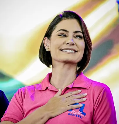 Michelle Bolsonaro sai do hospital ap�s tratamento contra enxaqueca