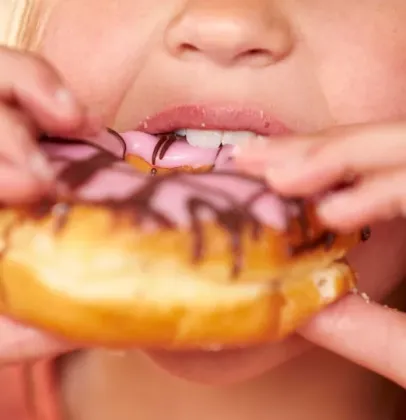 Comer muitos doces deixa crian�a com miopia: entenda o perigo