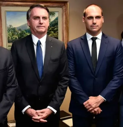 Fl�vio Bolsonaro amea�a mudar Constitui��o ap�s fala pol�mica sobre 'redemocratizar' o pa�s