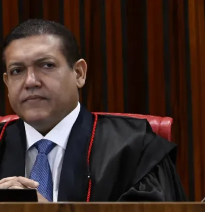 Ministro do TSE bloqueia grupo de WhatsApp de Janones e avisa que Lula pode responder por desinforma��o