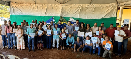 Moradores de assentamento em Canabrava do Norte recebem escrituras do Governo de MT aps 46 anos de espera