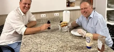 Carlos Fvaro encontra Blairo Maggi para 'bate-papo': "querido amigo"