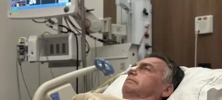 Carlos posta foto antiga do pai em cama de hospital ap�s cirurgia de 3h30