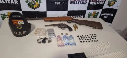 Pol�cia Militar prende faccionado por tr�fico de drogas, apreende 119 entorpecentes e um fuzil