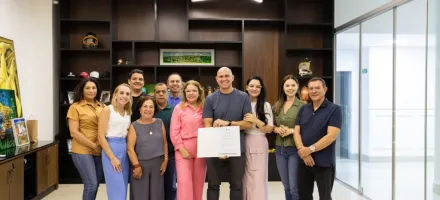 Prefeito sanciona leis que melhoram aux�lio-maternidade e isenta IPTU em ruas sem asfalto