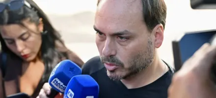 Carlos Bolsonaro publica foto do pai na UTI apesar de proibi��o; veja