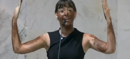 Deputada Fabiana Bolsonaro faz 'blackface' em protesto transf�bico